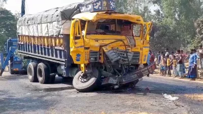 খবর পেয়ে ফায়ার সার্ভিসের সদস্যরা দুমড়ে&ndash;মুচড়ে যাওয়া ট্রাকের ভেতর থেকে দুজনকে উদ্ধার করেন। ছবি: ইনডিপেনডেন্ট টেলিভিশন