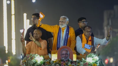 উত্তর প্রদেশে এক রোড শোতে নরেন্দ্র মোদি ও দলটির কয়েকজন নেতা। ছবি: ফেসবুক