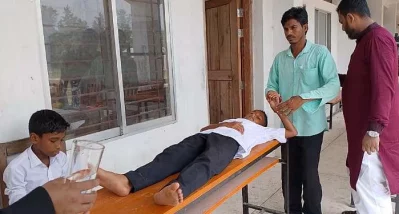 তীব্র গরমে হাতিয়ায় জনকল্যাণ শিক্ষা ট্রাস্ট হাই স্কুলের শিক্ষার্থী অসুস্থ হয়ে পড়ে। ছবি: ইনডিপেনডেন্ট টেলিভিশন