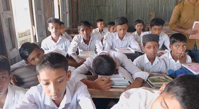 প্রচণ্ড গরমে বিদ্যুৎ না থাকার কারণে ক্লাসেই অসুস্থ হয়ে পড়ছে শিক্ষার্থীরা। ছবি: ইনডিপেনডেন্ট টেলিভিশন
