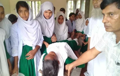 প্রচন্ড গরমে মুন্সিগঞ্জের টঙ্গীবাড়ীতে হাসাইল বানারী ইউনিয়নের বানারী বহুমুখী উচ্চ বিদ্যালয়ের এক শিক্ষার্থী অসুস্থ হয়ে পড়ে। ছবি: ইনডিপেনডেন্ট টেলিভিশন