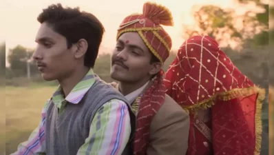 বউকে নিয়ে বাড়ি ফিরছে দীপক। ছবি: নেটফ্লিক্স