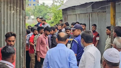 সাংবাদিক গোলজারকে মারধরের পর ৩০ মিনিটের মতো কেন্দ্রের ভেতর আমাদের অবরুদ্ধ করে রাখা হয়। ছবি: ইনডিপেনডেন্ট টেলিভিশন
