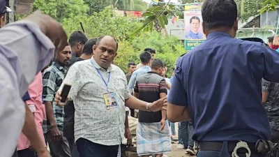 অঅভিযোগ উঠেছে, আনারস প্রতীকের প্রার্থীর সমর্থক ইউপি চেয়ারম্যান সমর্থক মনিরুল হক মিঠু ও তাঁর লোকজন এই হামলা চালায়।