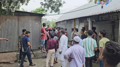 কেন্দ্রের বাইরে এক পুলিশ সদস্যকে মারধর করা হয়। ছবি: ইনডিপেনডেন্ট টেলিভিশন