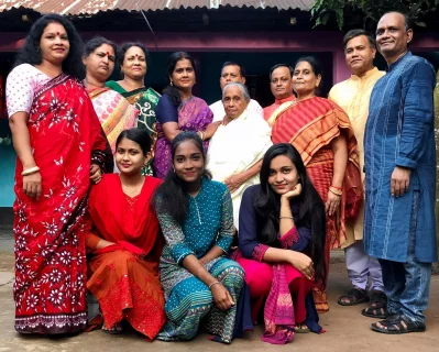 সন্রতান&ndash;সন্ততির সাথে মাধবীলতা সরকার। ছবি: লেখকের পারিবারিক অ্যালবাম থেকে