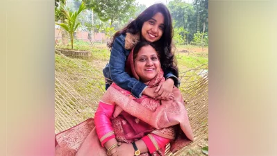 মানবাধিকার কর্মী তাহ্সিনা আহমেদ রুমা ও তাঁর সন্তান। ছবি: সংগৃহীত
