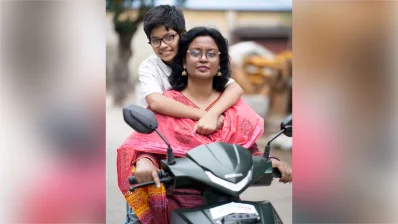সন্তানের সঙ্গে লাবণ্য লিপি। ছবি: সংগৃহীত