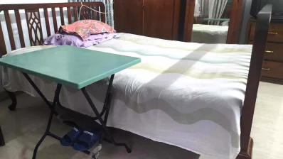 যে বিছানায় রনো এক সপ্তাহ আগেও শুয়ে ছিলেন। সেই বিছানা আজ শূন্য। ছবি: ইনডিপেনডেন্ট ডিজিটাল
