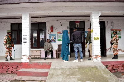 চতুর্থ ধাপের ভোটে নয়টি রাজ্য এবং একটি কেন্দ্রশাসিত অঞ্চলে ভোটগ্রহণ হয়েছে। ছবি: রয়টার্স