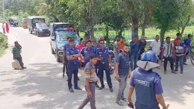 এ ঘটনার পর এলাকায় অতিরিক্ত পুলিশ মোতায়েন করা হয়েছে। ছবি: ইনডিপেনডেন্ট টেলিভিশন