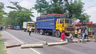 রাস্তায় গাছের গুড়ি ফেলে অবরোধ করেন বিক্ষোভকারীরা। ছবি: ইনডিপেনডেন্ট টেলিভিশন