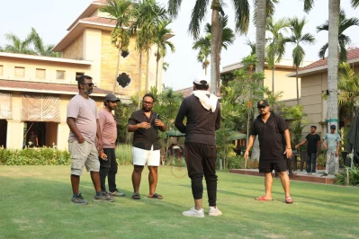 লোকেশনে চলছে আলোচনা। ছবি: শিহাবের সৌজন্যে