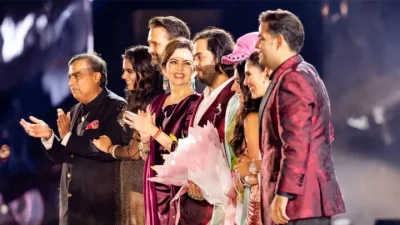 একই মঞ্চে মুকেশ আম্বানি, ইশা পিরামল, আনন্দ পিরামল, নীতা আম্বানি, অনন্ত আম্বানি, রিহানা, রাধিকা মার্চেন্ট, শ্লোকা মেহতা আম্বানি এবং আকাশ আম্বানি। ছবি: রয়টার্স