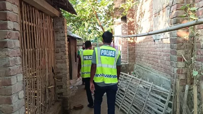 খবর পেয়ে ঘটনাস্থল পরিদর্শন ও মরদেহ উদ্ধার করে পুলিশ। ছবি: ইনডিপেনডেন্ট টেলিভিশন