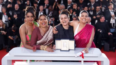 অল উই ইমাজিন অ্যাজ লাইট চলচ্চিত্রের তিন অভিনেত্রীর সঙ্গে পায়েল। ছবি: সংগৃহীত
