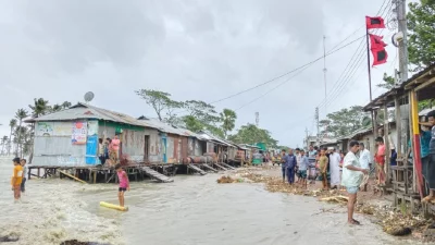 রিমালের প্রভাবে এলাকাবাসী পানিবন্দী। ছবি: ইনডিপেনডেন্ট টেলিভিশন