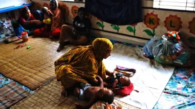 ঘূর্ণিঝড় রিমাল আঘাত হানার আগে অনেকেই আশ্রয় নেন আশ্রয়কেন্দ্রে। রোববার সাতক্ষীরার শ্যামনগরে। ছবি: রয়টার্স
