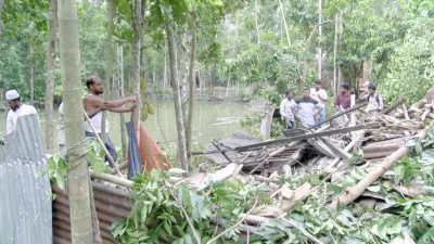 জেলার বিভিন্ন এলাকায় ঘরের ওপর গাছ ভেঙে পড়ে পাঁচজন নিহত হয়েছেন। ছবি: ইনডিপেনডেন্ট টেলিভিশন