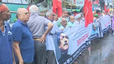 নগরীর সাহেববাজারে মুক্তিযোদ্ধা সংসদ, জেলা ও মহানগর ইউনিট কমান্ড, সেক্টর কমান্ডার্স ফোরাম ও মুক্তিযোদ্ধা সন্তান কমান্ড আয়োজিত মানববন্ধন। ছবি: ভিডিও থেকে নেওয়া