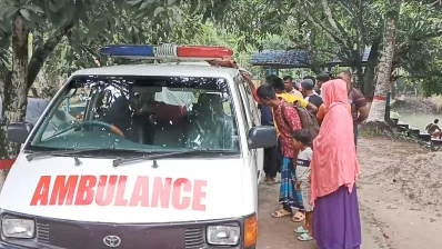 শুক্রবার ঘটনাস্থল থেকে মরদেহ উদ্ধার করে পুলিশ। ছবি: ইনডিপেনডেন্ট টেলিভিশন