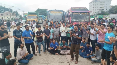ঢাকাচট্টগ্রাম মহাসড়ক অবরোধ করে বিক্ষোভ করছে কুবি শিক্ষার্থীরা। ছবি: ইনডিপেনডেন্ট টেলিভিশন 