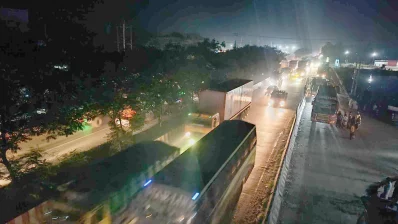 অবরোধের কারণে ঢাকা-চট্টগ্রাম উভয়মুখী রাস্তায় অন্তত ১৫ কিলোমিটার এলকায় যানজটের সৃষ্টি হয়। ছবি: ইনডিপেনডেন্ট টেলিভিশন