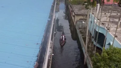 রাস্তা যানবাহনের পরিবর্তে চলছে নৌকা। ছবি: ইনডিপেনডেন্ট টেলিভিশন