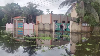 তিন সপ্তাহের বেশি সময় ধরে চলা বন্যায় মৌলভীবাজারের কুলাউড়ার মানুষ। ছবি: ইনডিপেনডেন্ট টেলিভিশন