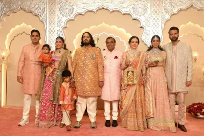  ছোট ছেলের বিয়েতে মঞ্চে উপস্থিত আম্বানিরা; নীতার হাতে রমন ডিভো। ছবি ইন্সটাগ্রাম থেকে