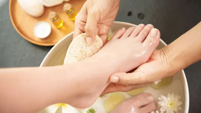 বর্ষায় পেডিকিওর করা খুব জরুরি। ছবি-ফ্রিপিক 