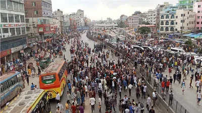 ঢাকা-চট্টগ্রাম মহাসড় আটকে শিক্ষার্থীদের আন্দোলন। ছবি: ইনডিপেনডেন্ট টেলিভিশন