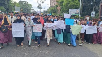 লক্ষ্মীপুর-ঢাকা মহাসড়ক অবরোধ করে বিক্ষোভ করছে বিভিন্ন শিক্ষাপ্রতিষ্ঠানের শিক্ষার্থীরা। ছবি: ইনডিপেনডেন্ট টেলিভিশন