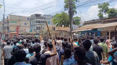 রাস্তার মোড়ে মোড়ে সকাল থেকেই অবস্থান নিয়ে মিছিল করছে কোটা বিরোধী আন্দোলনকারীরা। ছবি: ইনডিপেনডেন্ট টেলিভিশন
