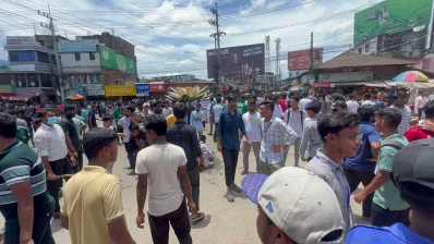 খাগড়াছড়ি শহরের শাপলা চত্বর বৃহস্পতিবার সকাল ১০টায় অবস্থান নেন শিক্ষার্থীরা। ছবি: ইনডিপেনডেন্ট টেলিভিশন