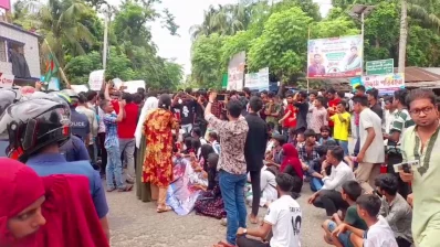 ঝালকাঠির রাজাপুরে কোটা সংস্কারের দাবিতে সড়ক অবরোধ করে বিক্ষোভ করছেন শিক্ষার্থীরা। ছবি: ইনডিপেনডেন্ট টেলিভিশন