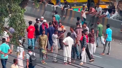 আটকে রাখা হয়েছে সড়ক। ছবি:ভিডিও থেকে নেওয়া