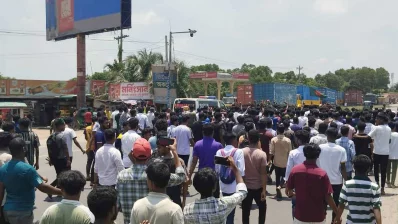মুন্সিগঞ্জে মহাসড়কে বিক্ষোভ করছে ৩-৪ শতাধিক শিক্ষার্থী। ছবি: ইনডিপেনডেন্ট টেলিভিশন