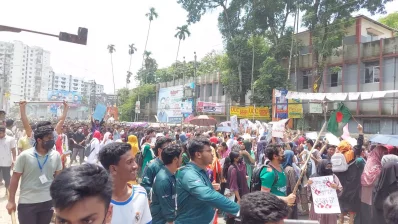 ময়মনসিংহে আন্দলোন করছে আনন্দমোহন কলেজ, মুমিনুন্নিসা সরকারি মহিলা কলেজ, নাসিরাবাদ কলেজসহ বিভিন্ন বিশ্ববিদ্যালয় ও স্কুলকলেজের শিক্ষার্থীরা। ছবি: ইনডিপেনডেন্ট টেলিভিশন