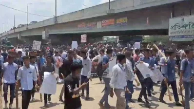 গাজীপুরে রাস্তা অবরোধ করে বিক্ষোভ করছে স্কুলকলেজের শিক্ষার্থীরা। ছবি: ইনডিপেনডেন্ট টেলিভিশন