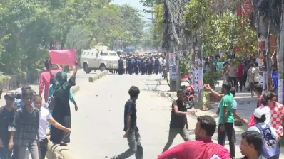 নারায়ণগঞ্জে পুলিশ ও শিক্ষার্থীদের মধ্যে পাল্টাপাল্টি ধাওয়া। ছবি: ইনডিপেনডেন্ট টেলিভিশন