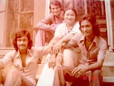 মায়ের সঙ্গে বাঁ থেকে হামিন আহমেদ, তাহসিন আহমেদ ও শাফিন আহমেদ। ছবি: সংগৃহীত