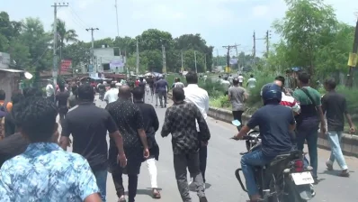 আন্দোলনকারীদদের ওপর হামলা চালান আওয়ামী লীগের নেতা-কর্মীরা। ছবি: ইনডিপেনডেন্ট টেলিভিশন