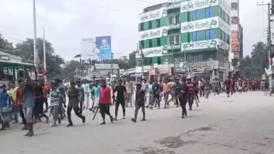 বিক্ষোভকারীদের সঙ্গে আওয়ামী লীগ ও পুলিশের ত্রিমুখী সংঘর্ষের ঘটনা ঘটেছে। ছবি: ইনডিপেনডেন্ট টেলিভিশন