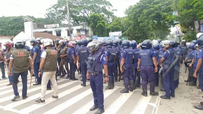 পরিস্থিতি নিয়ন্ত্রণে আনতে নীরব ভূমিকা পালন করে দেখা গেছে পুলিশসহ আইনশৃঙ্খলা বাহিনীর সদস্যদের। ছবি: ইনডিপেনডেন্ট টেলিভিশন