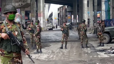 গাজীপুর থেকে ঢাকামুখী সড়কে সেনাবাহিনী সদস্যদের সতর্ক অবস্থান। ছবি: ইনডিপেনডেন্ট টেলিভিশন