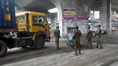 ঢাকায় প্রবেশ করতে সেনাবাহিনী সদস্যদের জেরার মুখে পড়তে হচ্ছে সবাইকে। ছবি: ইনডিপেনডেন্ট টেলিভিশন