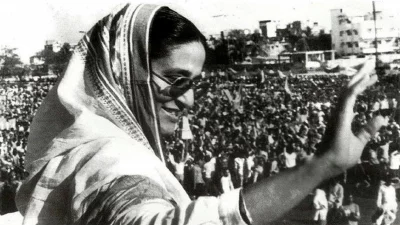 বঙ্গবন্ধু শেখ মুজিবুর রহমানকে সপরিবারে হত্যার পর ১৯৮১ সালের ১৭ মে দীর্ঘ নির্বাসন জীবন শেষে শেখ হাসিনা বাংলার মাটিতে ফিরে আসেন। ফাইল ছবি