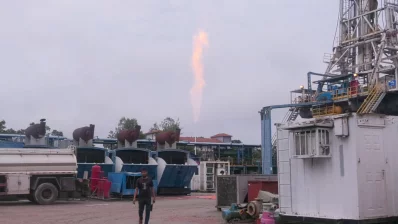 খনন কাজ শেষ করে সোমবার সন্ধ্যা ৭টা থেকে গ্যাসের প্লেয়ার লাইনে আগুন দিয়ে ডিএসটি টেস্ট চালানো হচ্ছে। ছবি: ইনডিপেনডেন্ট টেলিভিশন