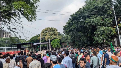 সকাল সাতটা থেকে দুপুর পর্যন্ত প্রতিরোধকারীদের দলগত সতর্ক পাহারায় এলাকায় ভিড়তে পারেনি কেউ। ছবি: ইনডিপেনডেন্ট